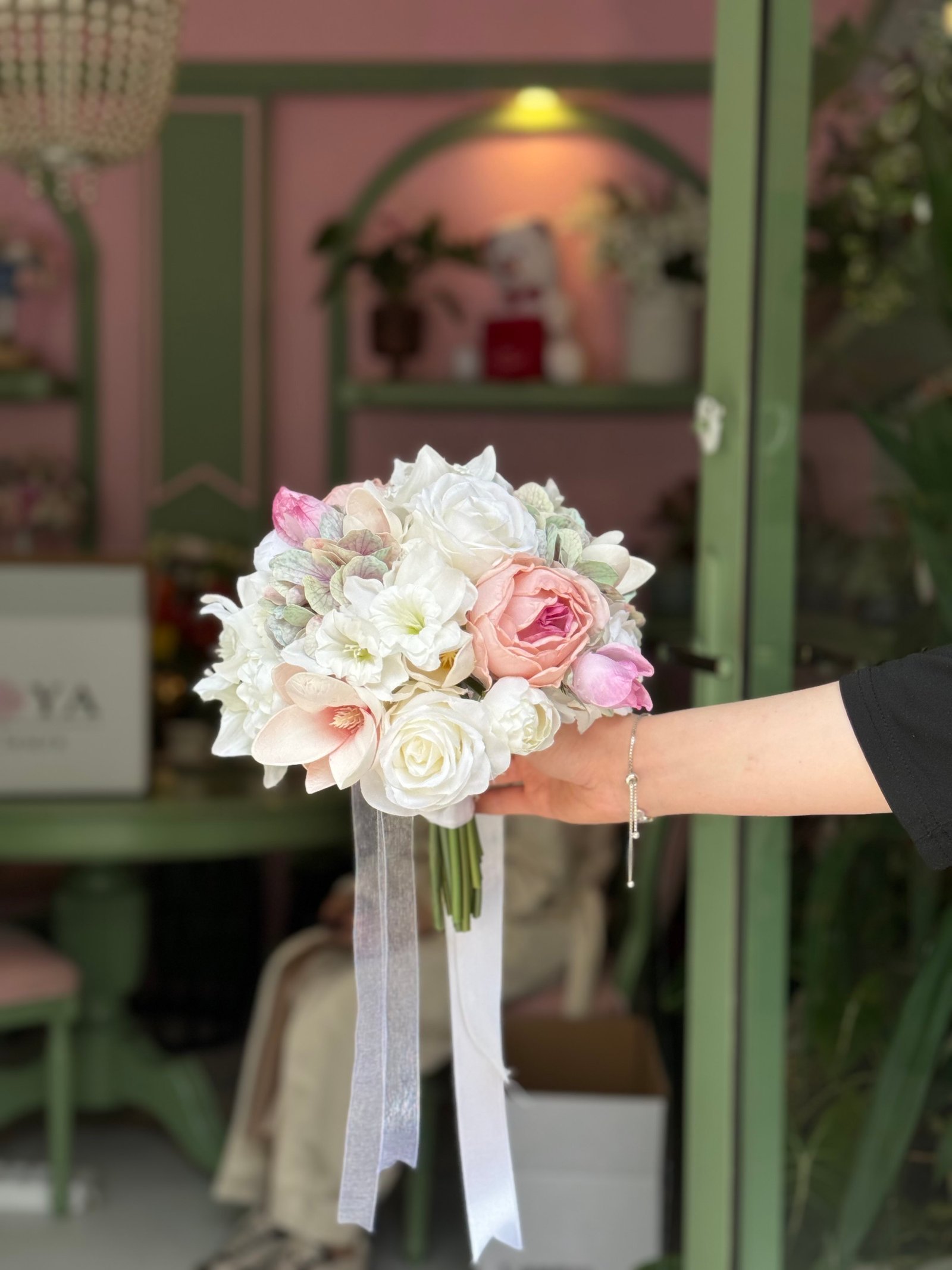 Nazenin White – Beyaz ve pastel yapay gelin buketi